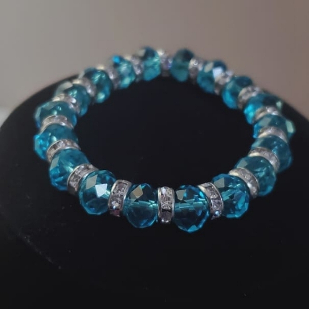 4/$20 White and Blue Beaded Crystal Bracelet. 🌴